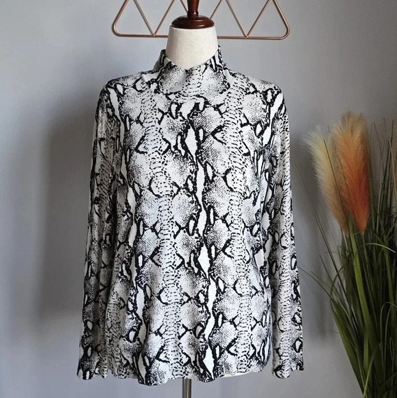 Revolve 525 America, New White Black Python Animal Print Mock Sweater Size XL - Picture 13 of 13